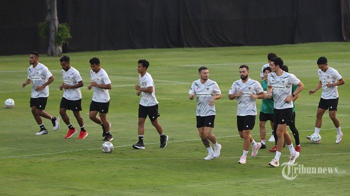 Sejumlah pemain Timnas Indonesia menjalani sesi latihan di Lapangan A Senayan, Jakarta Pusat, Kamis (15/6/2023). Timnas Indonesia menjalani sesi latihan jelang melawan Argentina pada Senin (19/6/2023) di Stadion Utama Gelora Bung Karno.