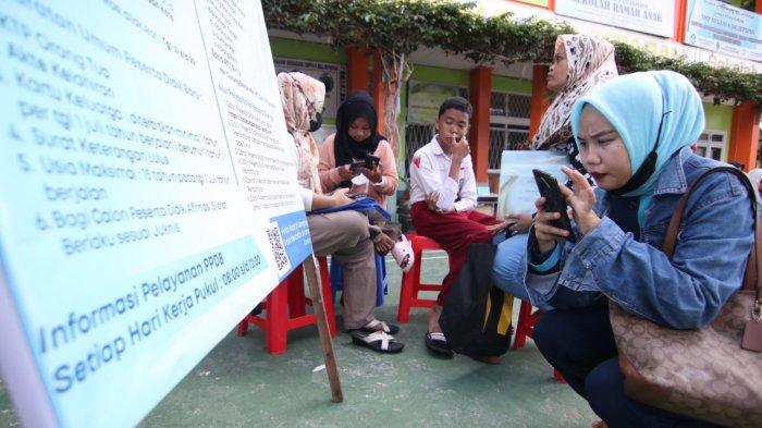 Ilustrasi orangtua siswa tengah mencari informasi terkait proses PPDB tahun ajaran 2023-2024.