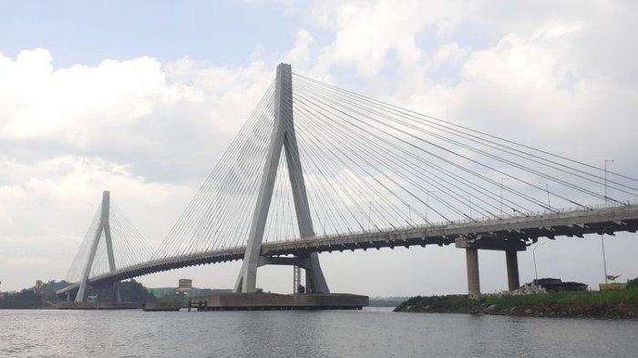 Jembatan Pulau Balang jika dilihat dari Teluk Balikpapan. Kementerian PUPR mulai bangun jembatan Balikpapan - PPU yang menjadi akses IKN Nusantara. Jembatan ini merupakan duplikasi bentang bendek jembatan Pulang Balang.