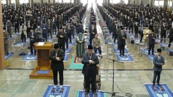 Foto salat Id di Ponpes Al Zaytun dengan saf berjarak yang viral di media sosial.