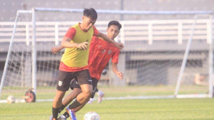 Rizky Dwi Febrianto saat memulai latihan perdananya bersama Borneo FC di Stadion Segiri Samarinda, Kalimantan Timur. Saat meladeni Persik Kediri, tidak akan diturunkan pada Senin (3/7/2023).