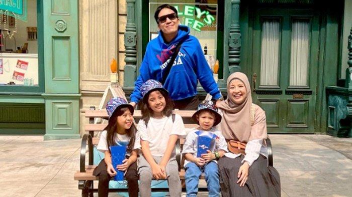 Desta dan Natasha Rizki saat berfoto bersama tiga anaknya di area Universal Studio di Singapura.