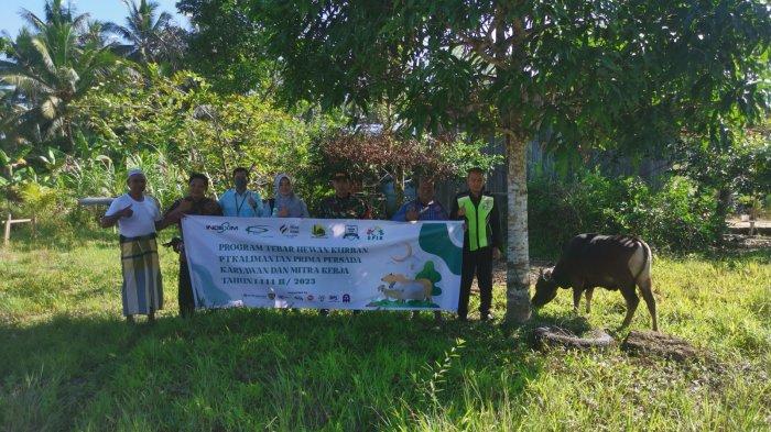 PT Kalimantan Prima Persada menyalurkan hewan kurban guna membantu masyarakat desa di seputar area operasional perusahaan