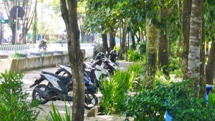 Keluh Kesah Warga Samarinda Atas Tarif Parkir Jukir Liar, Kalahkan Mal.