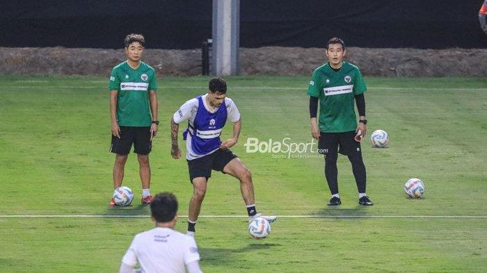 Bek sayap kiri naturalisasi timnas Indonesia, Shayne Pattynama (tengah), sedang menguasai bola dalam sesi latihan di Lapangan A, Senayan, Jakarta , Kamis (15/6/2023).