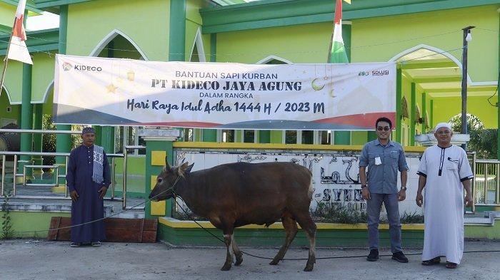 Wakil Direktur Eksternal, Legal & Security, Erlangga Gaffar menyerahkan bantuan sapi kurban di Desa Legai, Kecamatan batu Sopang, Kabupaten Paser