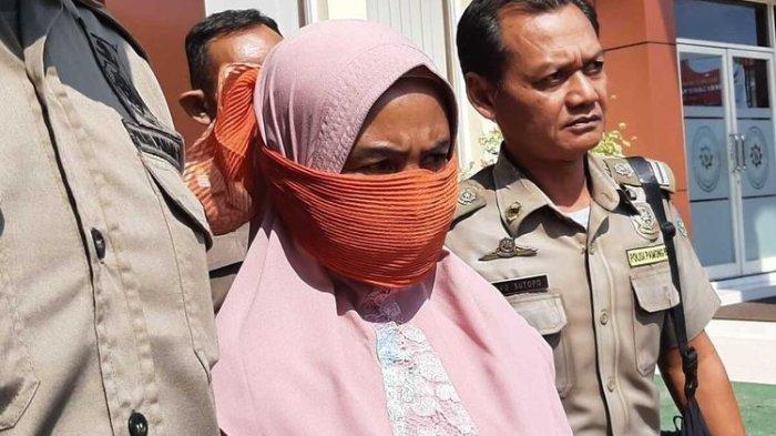 Masriah usai menjalani sidang di PN Sidoarjo pada 31 Mei 2023 lalu. Masriah adalah sosok penyiram air kencing dan kotoran ke rumah tetangga agar tetangga tak betah. Ia sempat dipenjara selama sebulan, namun kini digugat ratusan juta.