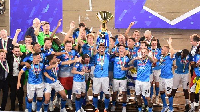 Para pemain dan official Napoli merayakan gelar Scudetto Liga Italia Serie A musim 2022/2023.