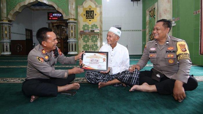 Kapolsek Balikpapan Utara, AKP Bitab Riyani saat memberikan Piagam Penghargaan pada Marbot Masjid Nurul Hidayah, Fahmi. TRIBUNKALTIM.CO/DWI ARDIANTO