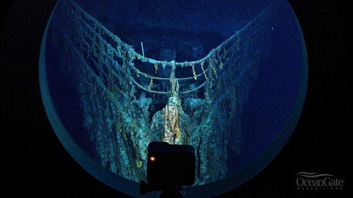 Bangkai kapal Titanic dilihat dari dalam kapal selam milik OceanGate.