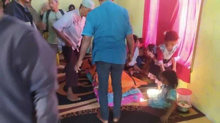 Sesuai permintaan keluarga, Jumain langsung dievakuasi menuju rumah duka di Terusan, Kecamatan Marangkayu, Kutai Kartanegara. HO