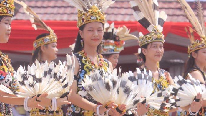 Festival Dayak Kenyah Desa Budaya Pampang Samarinda Suguhkan Aneka Pertunjukan Seni Selama 5 Hari. Muda-mudi menari Enggang Terbang pada HUT ke-50 Festival Dayak Kenyah Desa Pampang, di halaman Lamin Adat Pemung Tawai, Jalan Poros Samarinda-Bontang, RT 02 Kecamatan Samarinda Utara Kalimantan Timur, Minggu (9/7/2023).
