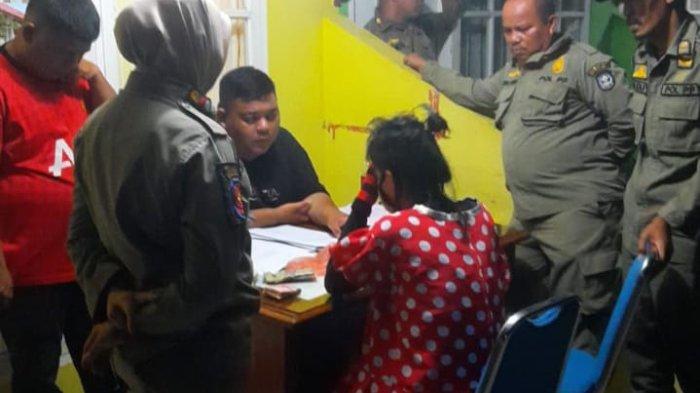 Satpol PP melakukan penertiban terhadap sejumlah oknum pengamen kostum badut di sejumlah lokasi, di Bontang, Kalimantan Timur.