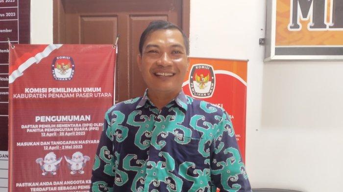 Komisioner KPU Penajam Paser Utara, Tono Sutrisno, telah melakukan verifikasi terhadap berkas pengajuan calon anggota legislatif dari 18 partai politik yang ada di Penajam Paser Utara, Selasa (11/7/2023).