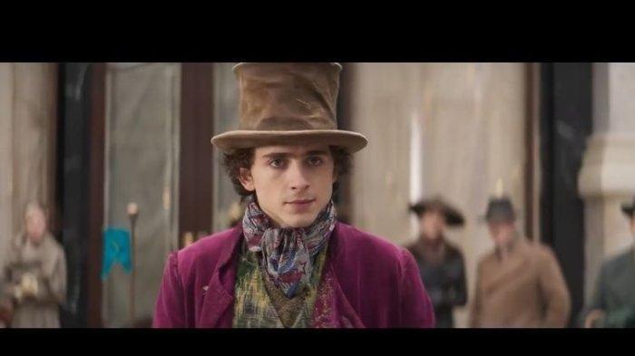 Aktor Timothee Chalamet terlihat menjadi Willy Wonka versi muda dalam trailer perdana film Wonka.