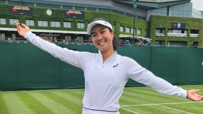 Petenis muda Indonesia yang menorehkan sejarah baru di Wimbledon 2023, Aldila Sutjiadi.