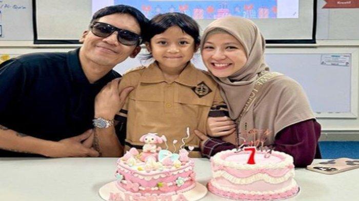 Artis Desta Mahendra bersama mantan istrinya, Natasha Rizky, merayakan ulang tahun anak kedua mereka. Desta mengunggah foto kebersamaan itu di Instagram, Rabu (12/7/2023).