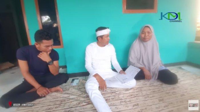 Anggota DPR RI, Dedi Mulyadi (tengah) bersama dengan Fahmi Husaeni dan ibundanya, Encih. Ibunda Fahmi nangis, uang modal nikah akhirnya balik. Tapi bukan dari Anggi yang kabur sehari setelah akad nikah. Pesan Dedi Mulyadi pada Fahmi