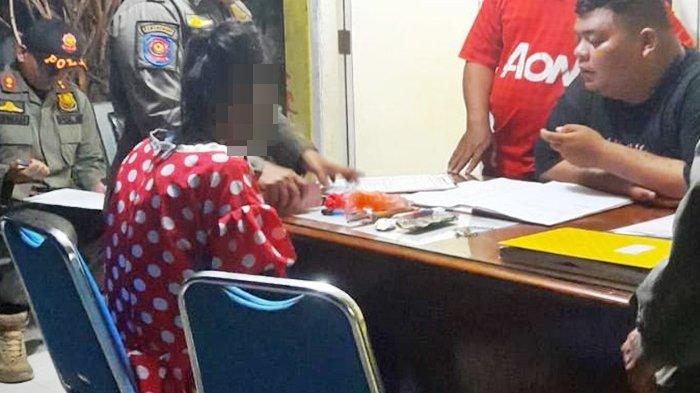 Satpol PP melakukan penertiban terhadap sejumlah oknum pengamen kostum badut di sejumlah lokasi, di Bontang, Kalimantan Timur.