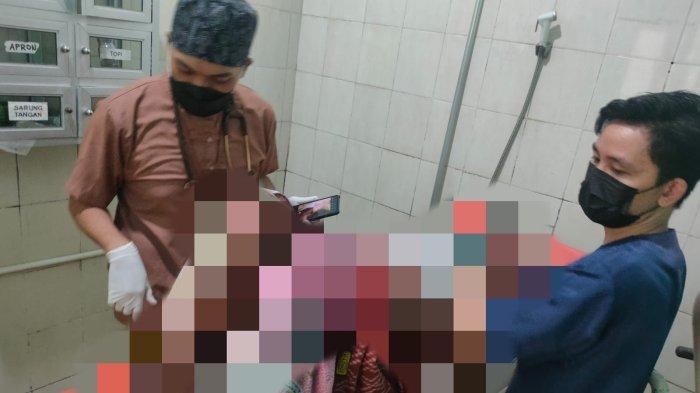 Istri Pujiono yang menjadi korban pembakaran rumah.