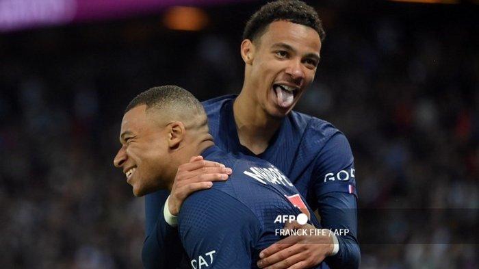 Hugo Ekitike dan Kylian Mbappe. AC Milan tertarik mendatangkan Hugo Ekitike dari PSG, di tengah sulitnya Rossoneri mendapatkan striker baru di bursa transfer musim panas.