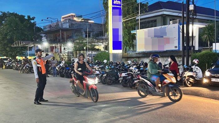Dinas Perhubungan Kota Samarinda saat melakukan penertiban parkir tepi jalan di kawasan Mal Samarinda Central Plaza (SCP), Jalan P Irian - Jalan Mulawarman, Kota Samarinda, Kalimantan Timur pada Minggu (16/7/2023) malam.
