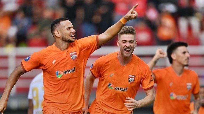 Selebrasi Leo Lellis usai mencetak gol pertama bagi Borneo FC Samarinda, Jumat (21/7/2023).