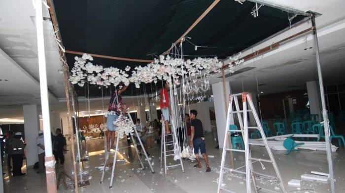 Acara pernikahan berantakan lantaran ada truk masuk ke gedung acara. Mobil truk jingga masuk ke dalam ruangan Gedung Kesenian Balikpapan, Kalimantan Timur, Sabtu (22/7/2023). Kejadian ini berlangsung saat sedang ada acara resepsi pernikahan. Kontan saja, seluruh tamu yang datang terkejut.