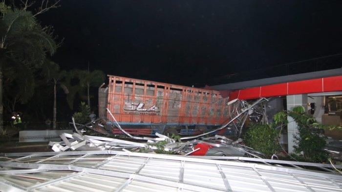 Hingga pukul 19.50, truk bermuatan plastik bekas ini berhasil ditarik dari dalam gedung oleh mobil crane, Sabtu (22/7/2023).