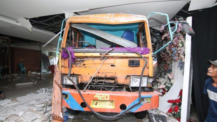 Telah terjadi kecelakaan. Sebuah mobil truk warna jingga masuk ke dalam ruangan Gedung Kesenian Balikpapan, Kalimantan Timur, Sabtu (22/7/2023).