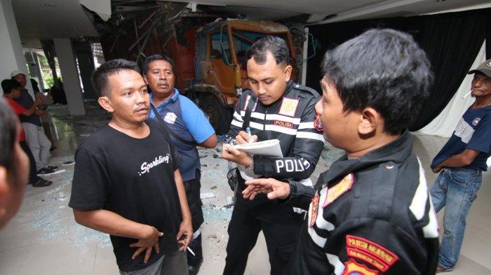 Telah terjadi kecelakaan. Sebuah mobil truk warna jingga masuk ke dalam ruangan Gedung Kesenian Balikpapan, Kalimantan Timur, Sabtu (22/7/2023).