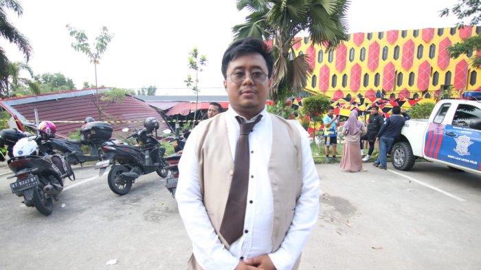 Fathur, mempelai pria di Balikpapan yang mendadak panik lantaran lokasi pernikahannya di Gedung Kesenian Balikpapan diseruduk truk tronton bermuatan barang, Sabtu (22/7/2023). Dirinya mengakui tidak memiliki firasat buruk sebelum menggelar pesta pernikahannya di Gedung Kesenian Balikpapan.