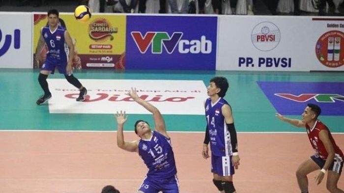 Setter Timnas Voli Indonesia Dio Zulfikri mengumpan bola disaksikan Farhan Halim, Dimas Saputra, Fahry Septian dan Prasojo.