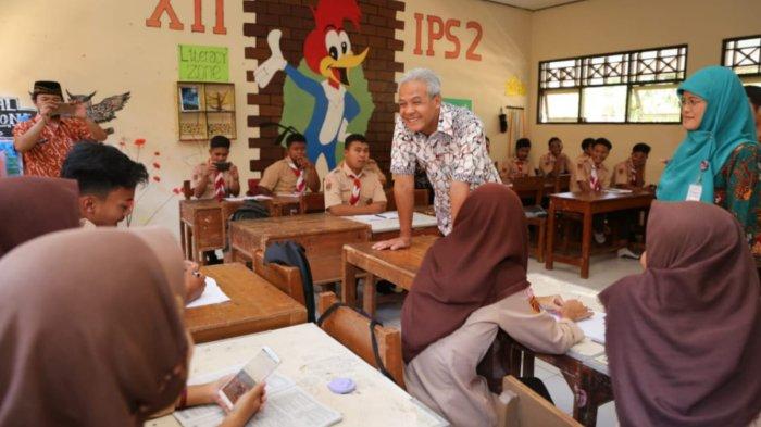 Ganjar mengatakan, sekolah negeri dipastikan tidak ada yang melakukan penahanan ijazah lulusan.