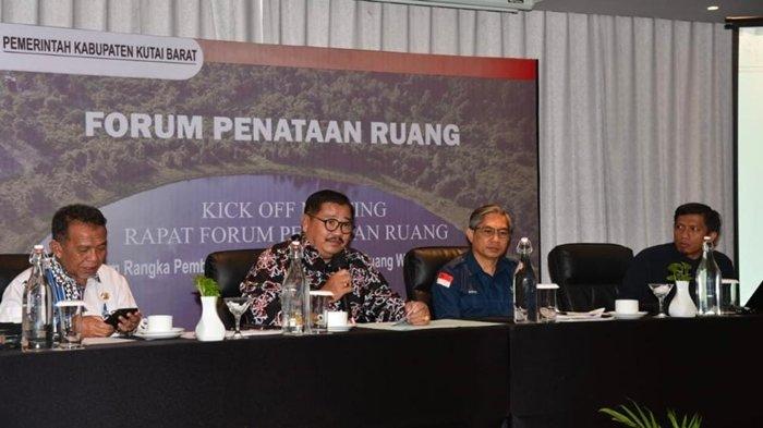 Sekretaris Kabupaten Kutai Barat, Ayonius memberikan arahan pada kick off meeting forum penataan ruang dan rapat pembahasan revisi RTRW Pemkab Kubar. TRIBUNKALTIM.CO/ZAINUL
