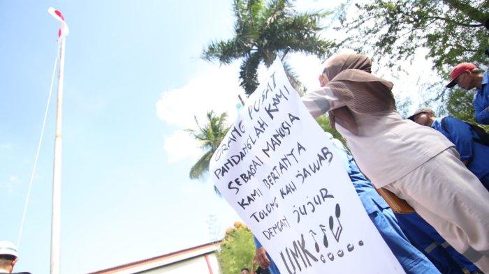 Suasana unjuk rasa oleh SP Naban Bersatu di halaman Kantor Kilang Pertamina Internasional, Balikpapan, Senin (31/7/2023) pagi. Dalam kesempatan ini, mereka menyatakan tuntutan mereka seputar kenaikan upah.
