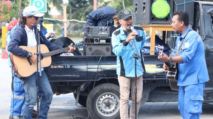 Suasana unjuk rasa oleh SP Naban Bersatu di halaman Kantor Kilang Pertamina Internasional, Balikpapan, Senin (31/7/2023) pagi. Dalam kesempatan ini, mereka menyatakan tuntutan mereka seputar kenaikan upah.