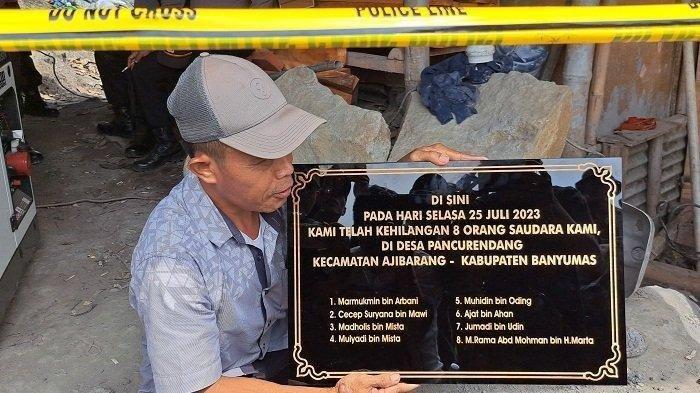 Prasasti berisi nama delapan penambang emas yang masih terjebak di lubang galian tambang rakyat Desa Pancurendang, Kecamatan Ajibarang, Kabupaten Banyumas, disiapkan, Selasa (1/8/2023). Prasasti ini akan dipasang saat penutupan operasi penyelamatan yang berakhir sore ini.