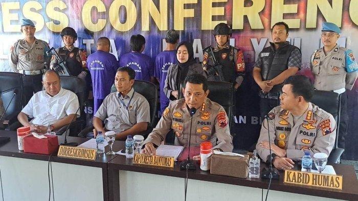 Konferensi pers Kapolresta Banyumas terkait penetapan 4 tersangka atas aktifitas galian tambang emas ilegal di Kawasan Tambang Rakyat, Desa Pancurendang, Kecamatan Ajibarang, Kabupaten Banyumas, yang mengakibatkan 8 pekerja terjebak dan belum dapat dievakuasi, Jumat (28/7/2023)