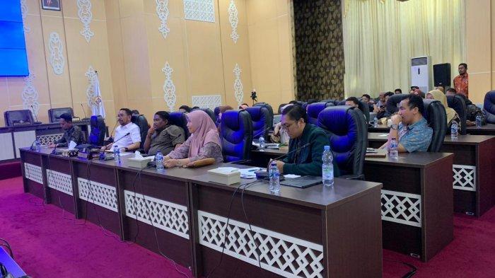 Rapat Dengar Pendapat (RDP) di Ruang Rapat Paripurna DPRD Balikpapan, dalam hal aduan para Serikat Pekerja Tenaga Tambahan atau SP Naban Bersatu RU-V Balikpapan terkait tuntutan kenaikan upah.