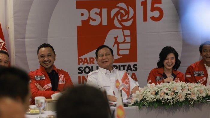 Ketua Umum Partai Gerindra Prabowo berkunjung ke DPP Partai Solidaritas Indonesia PSI. Pertemuan tersebut berlangsung hangat, serius tapi santai di Jalan Wahid Hasyim, Tanah Abang, Jakarta, pada Rabu (2/8/2023) sore.