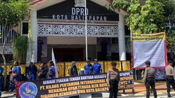 Sejumlah Tuntutan Kenaikan Upah Tertuang Pada Spanduk di Depan Gedung DPRD Balikpapan. SP Naban Bersatu PT Pertamina RU-V Balikpapan menegakkan spanduk berisi tuntutan kenaikan upah. TRIBUNKALTIM.CO/DWI ARDIANTO