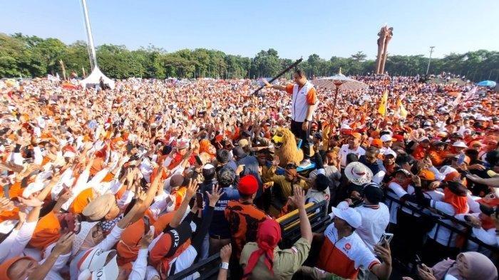 Ribuan pendukung fanatik Anies Baswedan tumpah ruah saat bakal calon presiden dari Koalisi Perubahan untuk Persatuan (KPP), ini memberikan sambutan dalam acara jalan sehat yang digelar DPW PKS Jawa Barat di Lapangan Tegallega, Kota Bandung, Sabtu (5/8/2023).
