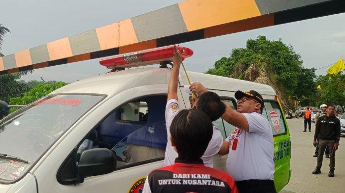 Suasana uji coba relawan ITS bersama PUPR dan Dishub Samarinda saat mencoba melintasi portal di Jembatan Mahkota II Samarinda dengan belasan ambulance, Senin (7/8/2023) sore.
