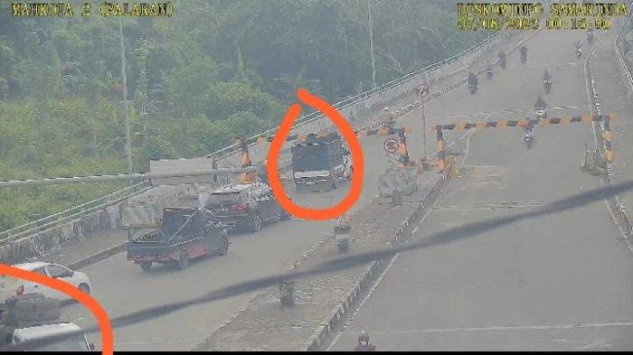 Rekaman CCTV yang beredar di social media, beberapa mobil mundur dan memutar balik karena tidak bisa melewati portal yang dipasang di Jembatan Mahkota II Samarinda, Senin (7/8/2023). TRIBUNKALTIM.CO/SINTYA ALFATIKA SARI