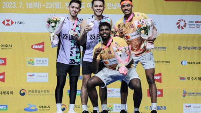 Fajar/Rian di podium Korea Open 2023 yang harus puas menjadi runner up setelah kalah di final dari ganda putra India, Rankireddy/Shetty. Berikut jadwal BWF World Championships 2023, drawing BWC 2023 atau Kejuaraan Dunia 2023 akan segera digelar. PBSI ungkap masalah Indonesia
