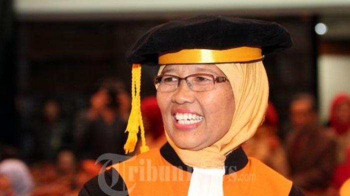 Hakim Agung yang baru M Desnayeti SH, MH dilantik Ketua Mahkamah Agung, di Ruang Kusumah Atmadja, Mahkamah Agung, Jakarta, Senin (11/3/2013). Kedelapan Hakim karir yang telah lulus uji kelayakan dan kepatutan tersebut dilantik untuk menggantikan Hakim Agung terdahulu yang telah memasuki masa pensiun.