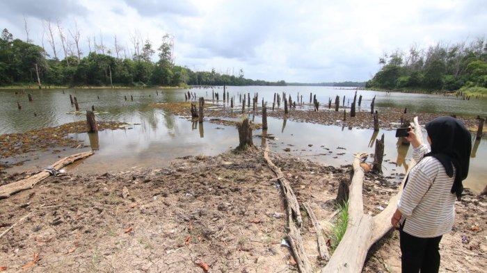 Menjajaki Waduk Manggar disuguhi kesiur angin dan awan mendung, begitu hening dan tentram di kala musim kemarau, Kamis 10 Agustus 2023.