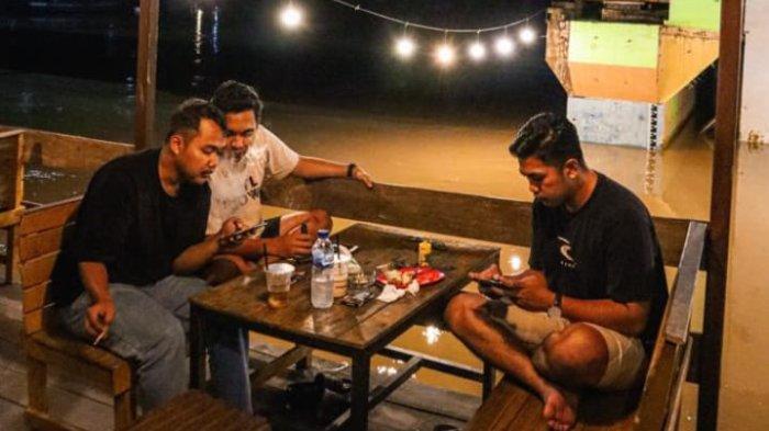 Para pengunjung Kedai Salobrew yang berada di jembatan baru Sangatta Selatan atau lebih dikenal dengan Jembatan Masabang. Kedai ini buka sejak 2021 lalu.
HO/Kedai Salobrew