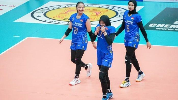 Insiden Wilda Batal Jadi Best Middle Blocker di SEA V League 2023, Malah Diberikan Opposite Vietnam - Wilda Nurfadhilah berjalan bersama Aulia Suci dan Hany Budiarti saat Timnas Voli Putri Indonesia lawan Thailand